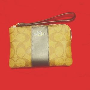 ￼NWT authentic COACH Corner Zip Wristlet In Signature Khaki/Black/Imitation